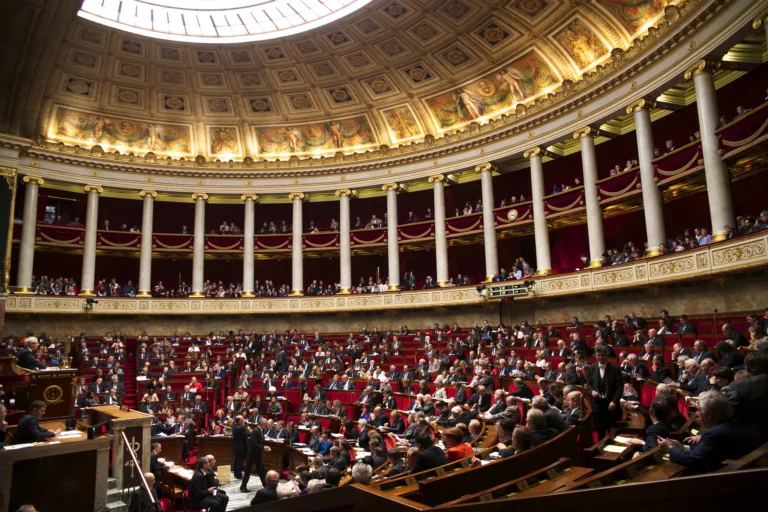 Mieux prévenir les attaques d’acteurs étrangers sur les plans économique, informationnel et universitaire, ce sont les recommandations figurant dans la proposition de loi présentée hier en Commission des lois, visant à « protéger notre pays et à déployer notre riposte démocratique face aux ingérences étrangères »