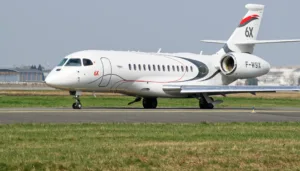 Célèbre pour son avion militaire Rafale, Dassault Aviation se distingue également dans le secteur de l'aviation d'affaires avec sa gamme Falcon. Alors que le marché des jets privés fait face à des défis économiques et environnementaux, l'entreprise française s’efforce de maintenir son leadership en s'adaptant aux nouvelles réalités du marché mondial. Et si le marché chinois semble se refermer, de nouvelles perspectives émergent en Asie-Pacifique, où le marché de l’aviation privée présente un potentiel de croissance significatif.