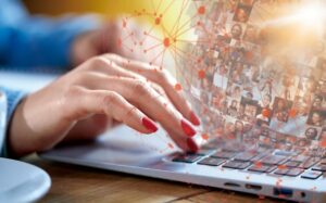 Dans un environnement économique globalisé et hautement concurrentiel, les entreprises doivent innover en permanence pour maintenir leur avantage compétitif. L'intelligence économique (IE) joue un rôle important dans ce processus, en fournissant les informations stratégiques nécessaires pour prendre des décisions éclairées. Lorsqu'elle est appliquée dans les directions des ressources humaines (DRH), l'IE permet aux organisations de gérer plus efficacement leurs talents, d'anticiper les tendances du marché du travail, de se protéger contre les menaces internes et externes, tout en explorant les dimensions offensives et défensives de l'IE dans les RH. ressources humaines
